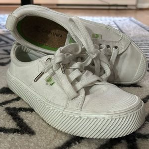 Cariuma OCA Low Off-White Canvas Sneakers